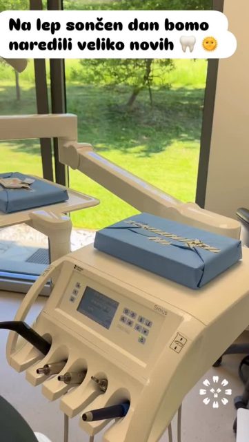 🦷 Kaj so dentalni implantati?
Dentalni implantati so nadomestki za korenine zob, ki se kirurško vstavijo v čeljustno kost. Običajno so izdelani iz titana (ali cirkonija), ker so ti materiali biokompatibilni – telo jih dobro sprejme in omogočajo trdno povezavo s kostjo. 💪 Prednosti implantatov
• Dolgotrajna in stabilna rešitev.
• Ohranjajo čeljustno kost in preprečujejo njen propad.
• Ne poškodujejo sosednjih zob (kot pri mostičku).
• Izgledajo in delujejo kot naravni zobje. Ob ustrezni negi lahko implantati zdržijo več kot 20 let, pogosto pa celo doživljenjsko.
#dentistry #zobslavec #healthysmiles #oralhygiene #nobelbiocare #oralsurgery #dentalimplants #dentist